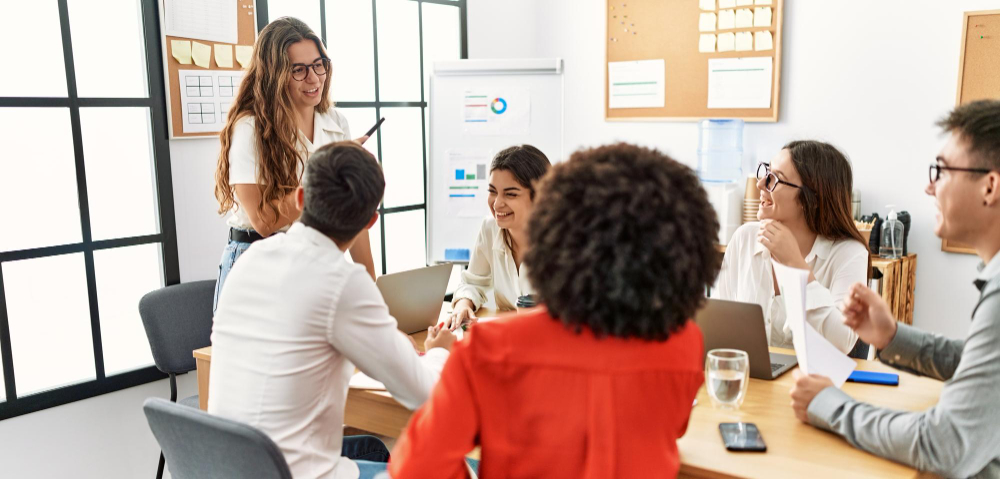 Equipe fazendo uma reunião e planejando storyselling de sua empresa.