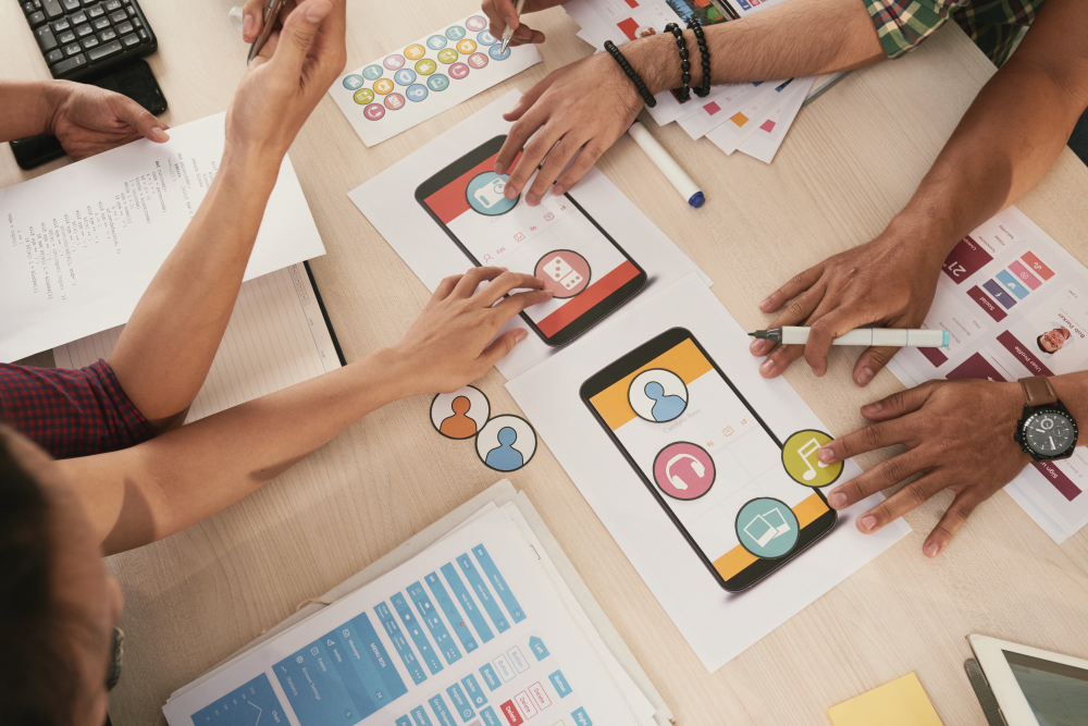 Equipe buscando formas de deixar suas redes menos tediosas com marketing interativo.