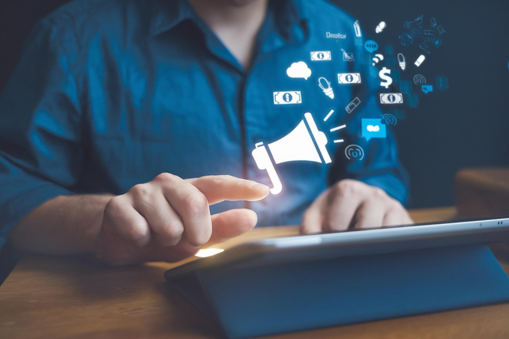 Pessoa “clicando” em símbolos representativos de marketing de afiliados que saem de seu tablet.