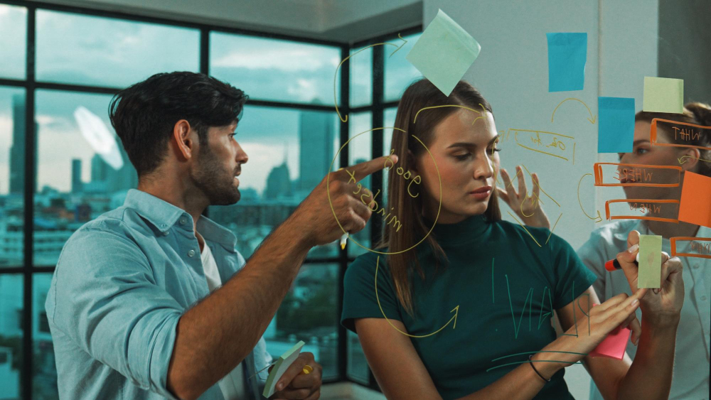 Equipe de marketing trabalhando os gatilhos mentais para sua empresa.