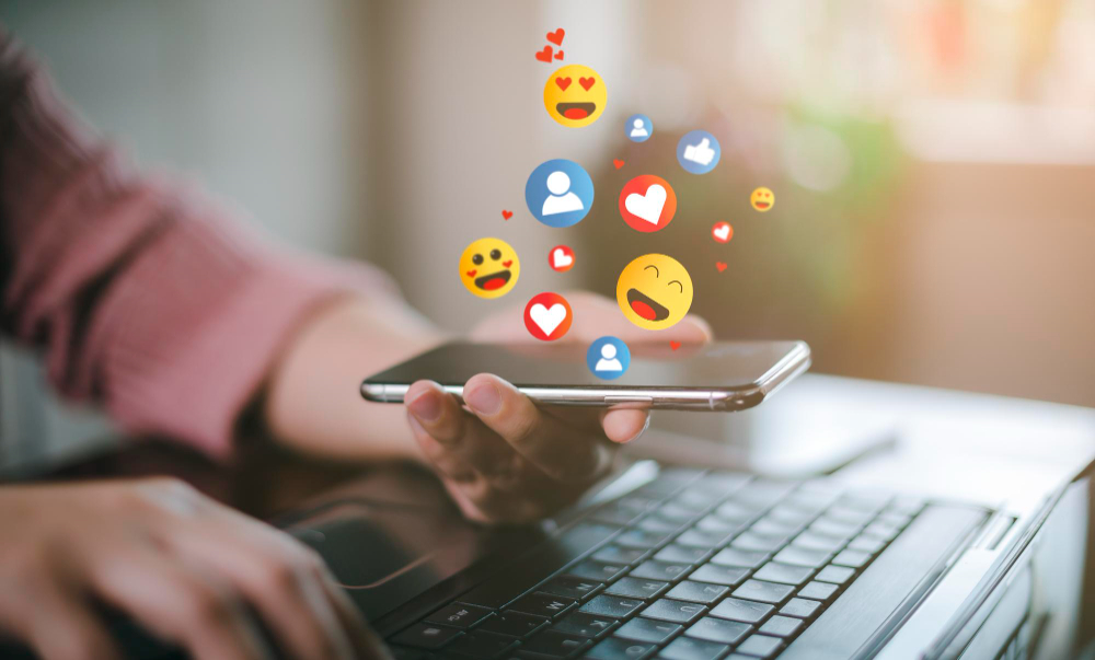 Profissional de social media fazendo suas postagens e conexão de dados e tendências.